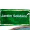 Neste cartum em cores, veem-se duas vias. Aquela da esquerda está lotada de carros e ônibus, num engarrafamento. Nesta direção leem-se as placas indicativas: “Vila Preconceito e Rua Ignorância”. Já na rua à direita, sob a placa “Jardim Solidário”, só se vê um carro.
