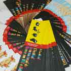 Nesta fotografia em cores e em close, observa-se forma circular composta a partir de filipetas sobre o I Festival Internacional de Humor em DST e Aids.