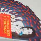 Nesta fotografia em cores e em close, observa-se formas semi-circulares compostas a partir de fôlderes sobre sexo.