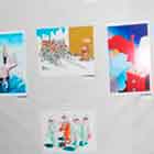 Foto em close mostra banner que expõe vários cartuns coloridos sobre o tema Aids.