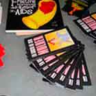 Este close revela folheteria usada para divulgar informações sobre Aids e outras DST. Notam-se filipetas, catálogos e fôlderes coloridos.