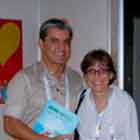 Um homem e uma mulher estão abraçados lado a lado posando e sorrindo para a câmera. Notam-se, ao fundo, dois cartuns coloridos. O primeiro retrata uma pequena ilha com dois coqueiros que abriga um casal de mulher e homem. Nota-se ainda que sobre a areia, escreveram a palavra “SOS”, sendo que o “O” é o desenho de uma camisinha. O segundo cartum mostra um casal de mulher e homem que se abraça e se beija. Sobre o fundo vermelho, surge um grande coração amarelo, preenchido por incontáveis camisinhas.