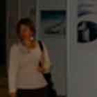 Esta foto revela pessoas observando painéis da mostra ou simplesmente caminhando, passando em frente a eles. Entre os cartuns expostos podem-se notar detalhes de um: o desenho mostra dezenas de pintinhos amarelos separados por uma linha pontilhada vermelha. Os pontos levam a um casal de pintinhos cobertos por camisinhas. Notam-se pequenos corações vermelhos flutuando sobre a dupla.