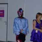 Esta fotografia colorida revela pessoas passeando em frente a painéis da mostra.