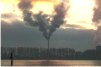 Not�cia: P� retira g�s carb�nico do ar e reduz polui��o. Descri��o da imagem: A fotografia mostra, ao longe, uma paisagem urbana com uma s�rie de �rvores enfileiradas �s margens de um lago que cobre toda a extens�o da imagem. Em destaque, uma grande chamin� solta uma nuvem de fuma�a escurecida que se espalha por todo o ambiente, destacando-se sobre o c�u que se mescla com tons de cinza, amarelo, azul-escuro e ainda um branco p�lido. Foto: Tyra Koppenol/Freeimages. Fim da descri��o.