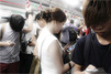 Not�cia: Uso de m�dias digitais pode alterar o c�rebro. Descri��o da imagem: A imagem mostra tr�s jovens em primeiro plano em um transporte p�blico fazendo uso de celulares. Fim da descri��o.