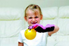 Not�cia:Menina ganha m�o bi�nica feita em impressora 3D. Descri��o da imagem: Na imagem aparece uma menina sorrindo, segurando uma bola amarela com uma luva mec�nica feita em 3D. Foto: HEMEDIA. Fim da descri��o.