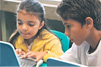 Not�cia: Uso de computador causa dor de cabe�a em crian�as. Descri��o da imagem: A imagem apresenta um menino e uma menina, sentados em uma cadeira utilizado um notebook. A menina est� posicionada ao lado esquerda da fotografia e desliza o dedo indicador no mouse touch e ao seu lado direito est� o menino que olha fixamente para a tela. Foto: ARQUIVO STOCKXPERT. Fim da descri��o.
