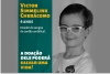 Not�cia: �Sangue do cord�o umbilical pode ser doado�. Descri��o da imagem: fotografia em preto e branco de uma crian�a branca, de cabelos penteados, usando �culos de aro branco e camiseta branca estampada, sorridente, posando com o rosto levemente inclinado para a esquerda, sob um fundo cinza. � esquerda dele, h� uma tarja verde-escura, com os dizeres �VICTOR SIMMELINK CHER�COMO� em amarelo-ovo e, abaixo, em branco e com letras menores, �6 ANOS. DOADOR DE SANGUE DO CORD�O UMBILICAL�. Bem mais abaixo, na mesma tarja, l�-se �A DOA��O DELE PODER� SALVAR UMA VIDA!�, com as quatro primeiras palavras em branco e as tr�s �ltimas em amarelo. Abaixo de tudo, h� uma tarja cinza com tr�s logomarcas: a da esquerda parece um post-it branco, com os dizeres, em azul, �#sa�denasredes�; a segunda � a logomarca do SUS, que remete a uma cruz; e a �ltima consiste nos dizeres �/minsaude�. Fim da descri��o.