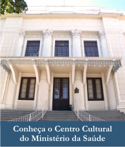 O CENTRO CULTURAL. Descrio da imagem: A imagem  uma fotografia da fachada do prdio onde funciona o Centro Cultural do Ministrio da Sade. O prdio  um palacete de estilo Lus 16 construdo no ano de 1922. A foto foi feita em plano contra-plonge, ou seja, enquadrando o prdio de baixo para cima, dando destaque  escadaria que leva  porta principal da construo.