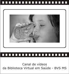 Canal de Vdeos da Biblioteca Virtual em Sade. Descrio da imagem: a fotografia em preto e branco mostra, em close-up, o rosto de uma menina de, aparentemente, cinco a oito anos de idade. Ela bebe um copo d'gua. O copo, que a menina segura com a mo direita,  de vidro. No se trata de um objeto infantil,  um copo de cozinha comum, de adulto, grande para o rosto da menina. Abaixo da fotografia, l-se Canal de Vdeos da Biblioteca Virtual em Sade, BVS MS. A fotografia est emoldurada por faixas, superior e inferior, que lembram os antigos rolos de cinema. A imagem, assim, representa um quadro de cinema em um rolo de filme. Fim da descrio.