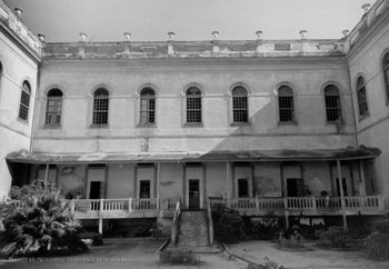 Degrada&ccedil;&atilde;o do p&aacute;tio interno masculino