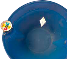 A imagem é colorida e mostra uma bússola em close.