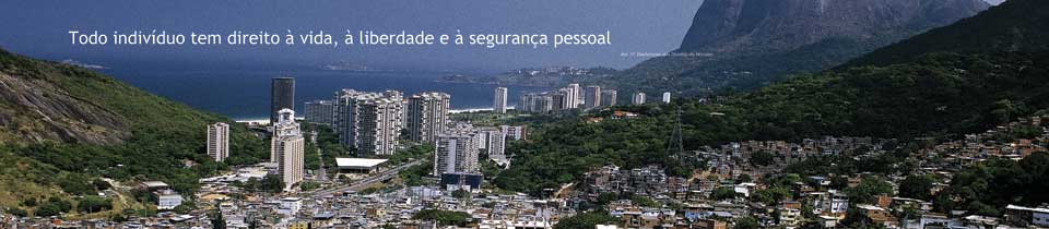 Foto em cores panorâmica de vista de uma cidade. Veem-se prédios e casas em meio a montanhas e o mar ao fundo. Na parte superior da foto lê-se: “Todo indivíduo tem direito à vida, à liberdade e à segurança pessoal”.